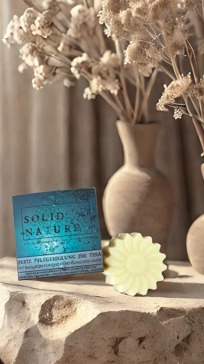 Fester Conditioner auf einem Holztablett, umgeben von natürlichen Zutaten wie Kokosnuss, Aloe Vera und Sheabutter. Nachhaltiges Haarpflegeprodukt für normales und lockiges Haar, ideal für eine plastikfreie und umweltfreundliche Pflegeroutine